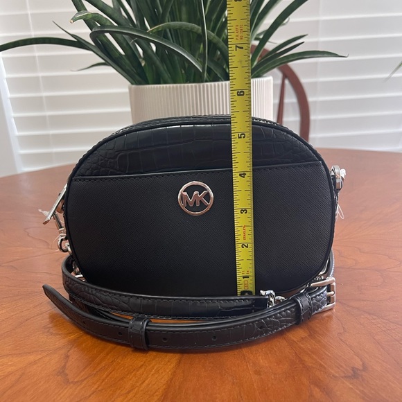 Micheal Kors crossbody - Picture 3 of 6